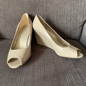 Bandolino patent leather nude wedges - sz 10